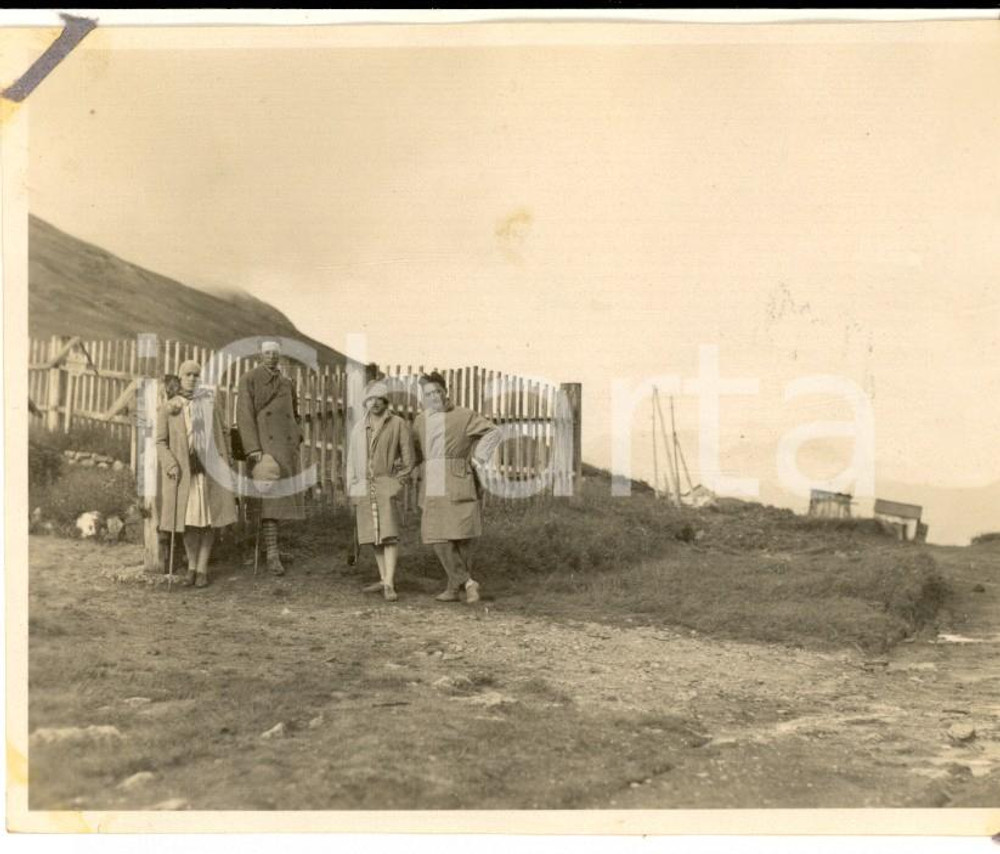 Fotografia d epoca originale 1927 PASSO PORDOI TN Visitatori a un cimitero di guerra Foto VINTAGE 12x9 cm 1