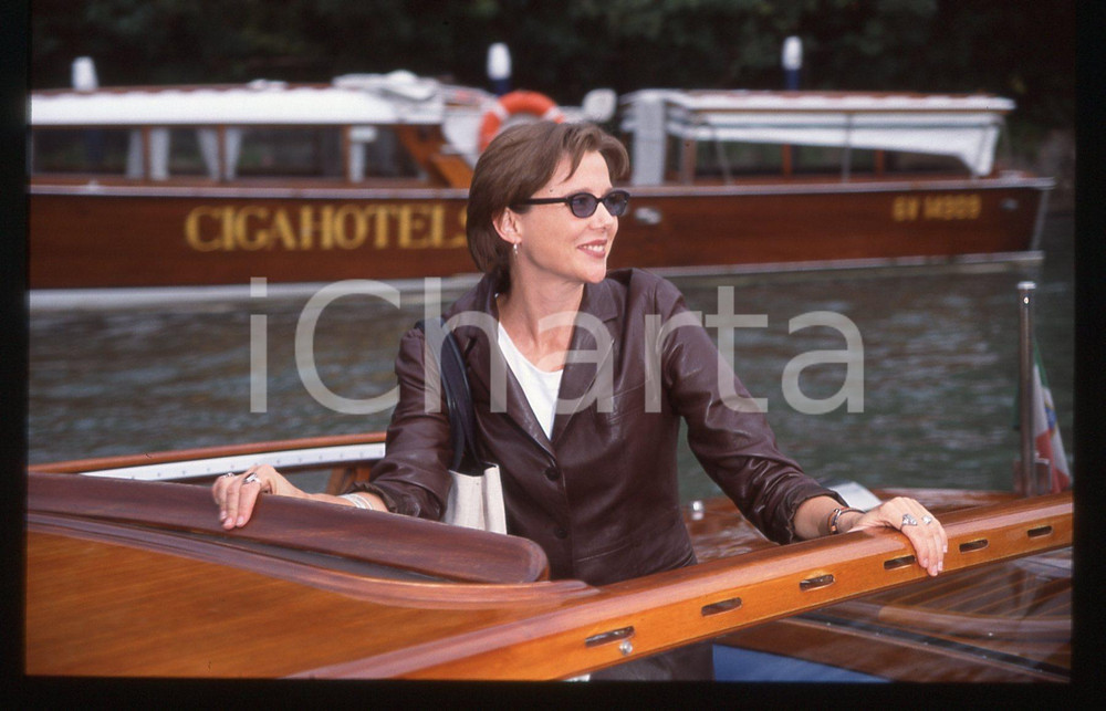 35mm vintage slide*1998 VENEZIA Annette BENING a bordo di un motoscafo (1)