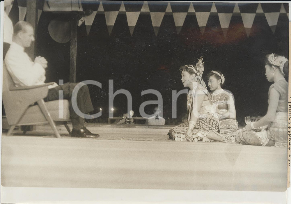 Fotografia d epoca originale 1959 NORTH BORNEO Duke of Edinburgh admiring Dayak folkloric maidens Photo 1