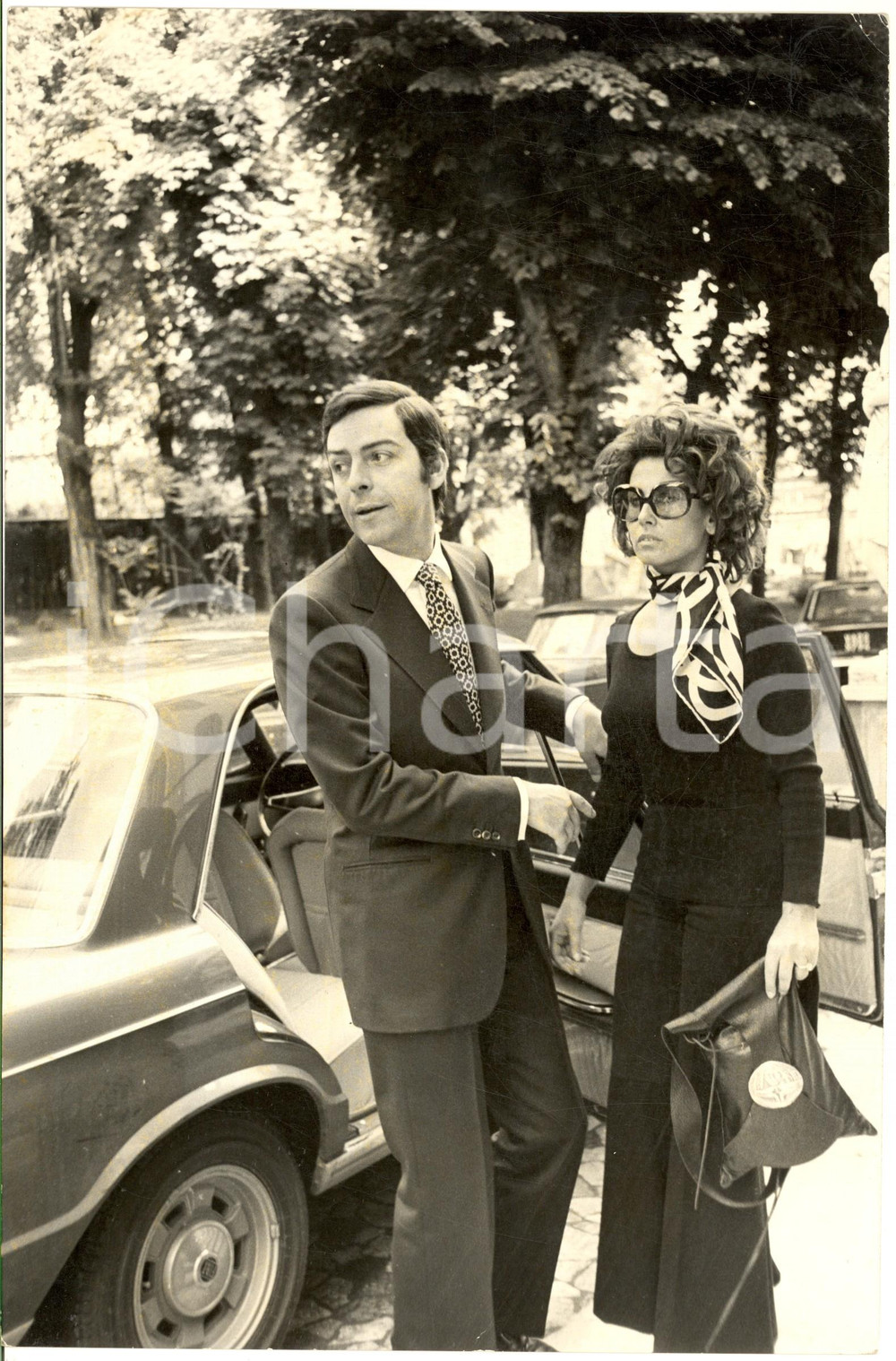 Fotografia d epoca originale 1970 ca COSTUME MILANO ? Arrivo di Daniele PIOMBI in automobile Foto 20x30 1