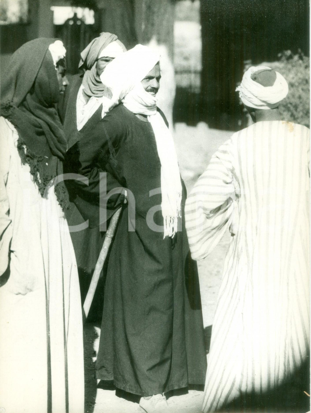 Fotografia d epoca originale 1950 ca IL CAIRO EGITTO Nobili beduini riuniti al suq Fotografia artistica 1
