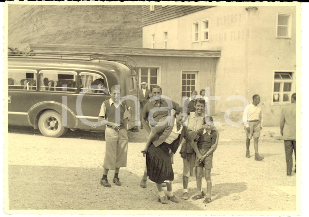 Fotografia d epoca originale 1960 ca PASSO SELLA BZ Turisti arrivano all albergo MARIA FLORA Foto VINTAGE 1