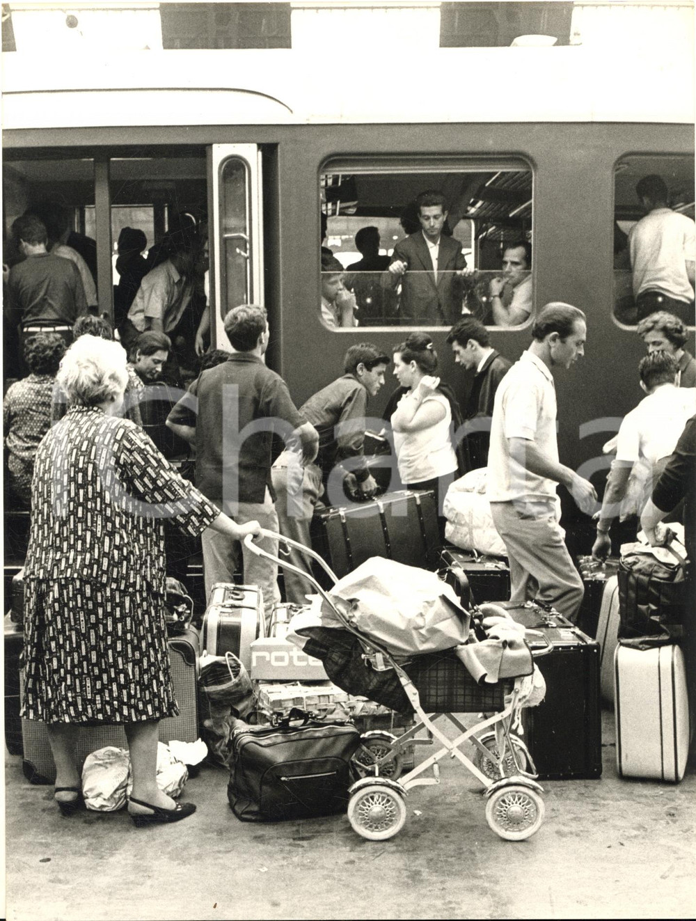 1965 ca MILANO Stazione Centrale - Assalto ai treni per le vacanze estive - Foto