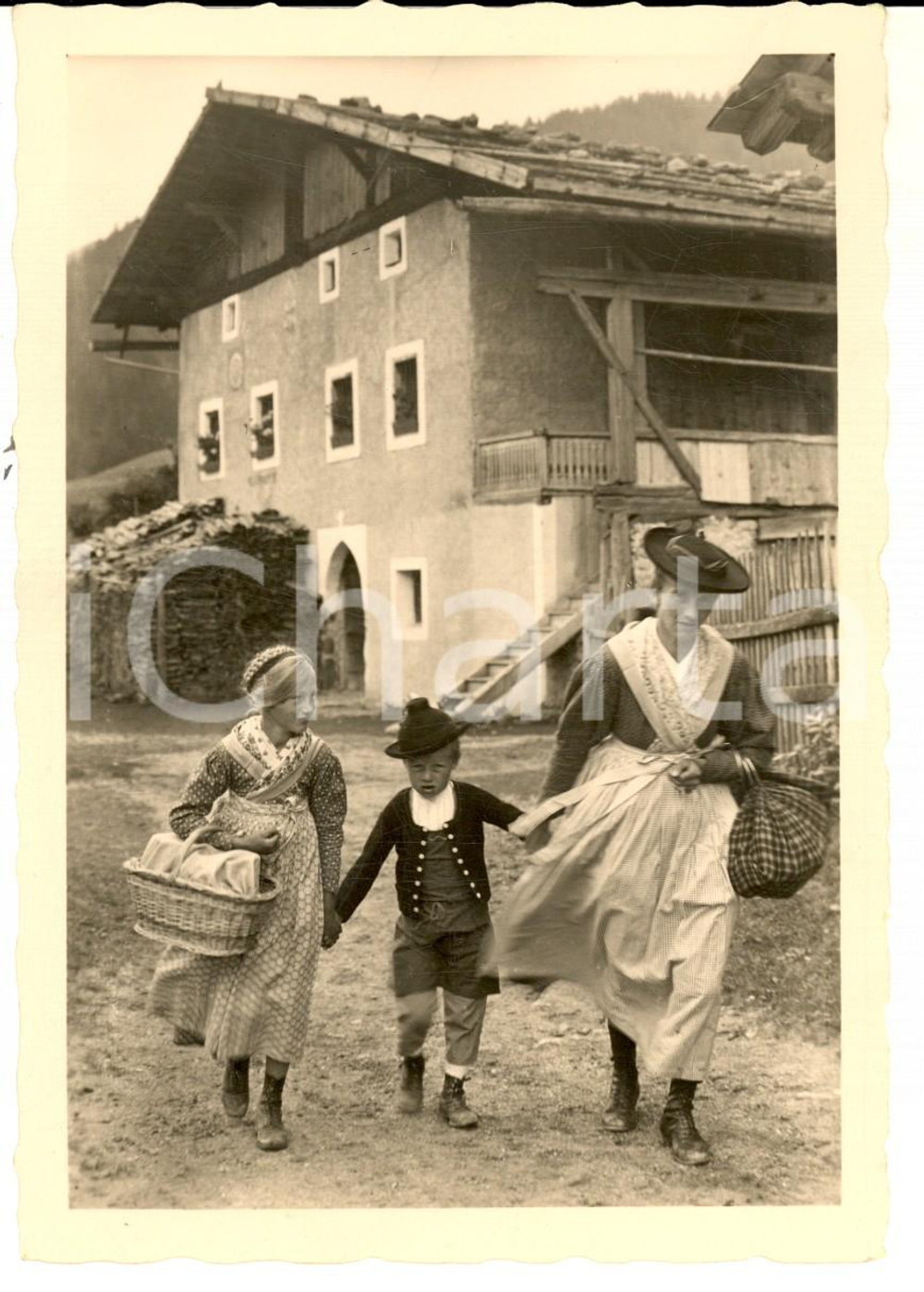 Cartolina originale da collezione 1940 ca COSTUMI ALTO ADIGE SARENTINO Donna e bambini con le gerle Cartolina FG 1