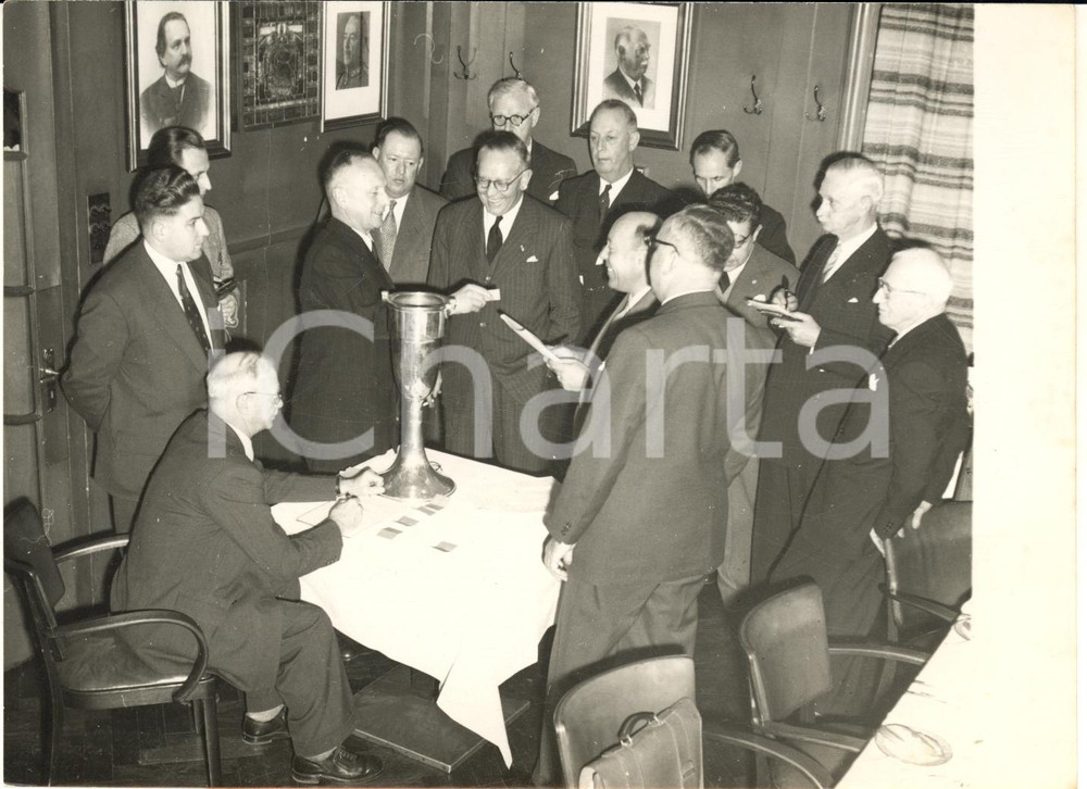1953 ZURICH CALCIO Comitato per i Mondiali del 1954 con la coppa - Foto 18x13