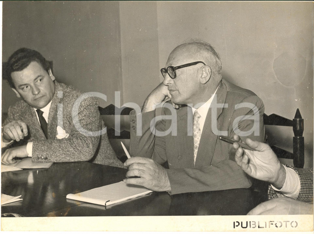 1956 ROMA PSI Pietro NENNI in conferenza stampa con i giornalisti esteri *Foto