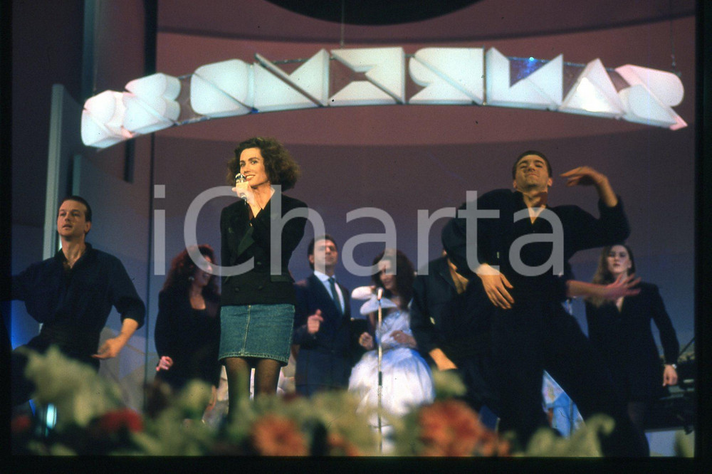 35mm vintage slide* 1985 ca ITALIA - MUSICA, Gigliola CINQUETTI Ritratto (196)  Diapositiva d'epoca, in formato 35 mm.CONDIZIONI: GOODE' severamente vietata la riproduzione. Tutti i diritti sono riservati.Nella diapositiva ICharta mette in vendita, sul negozio eBay e in esclusiva sul sito "icharta" il proprio archivio composto da numerose diapositive e negativi fotografici d'epoca, tutti originali e autentici, che attraversano la storia del costume italiano tra gli la fine degli anni Sessanta e Novanta.Si tratta di uno sguardo inedito sull'attualit&agrave;, la politica, la vita quotidiana, il gossip e la cultura, che fotografa il cambiamento della nazione in quest'ultimo scorcio del XX secolo. Un'occasione unica per il mercato del collezionismo, che vede finalmente disponibile un archivio eccezionale per vastit&agrave;, tematiche e condizioni, in un settore (il negativo fotografico e la diapositiva) di assoluta novit&agrave; e dalle interessanti prospettive di investimento. GOOD/buono   originale e autentica 1