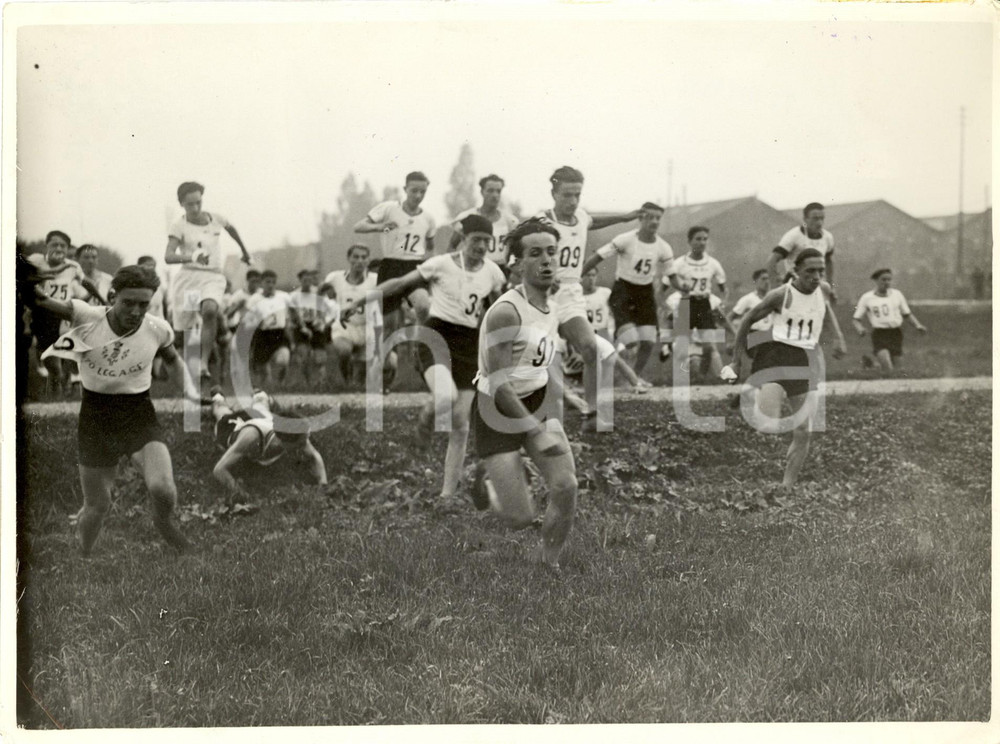 Fotografia d epoca originale 1932 MILANO TALIEDO Cross country ONB Avanguardisti al passaggio di un ostacolo 1