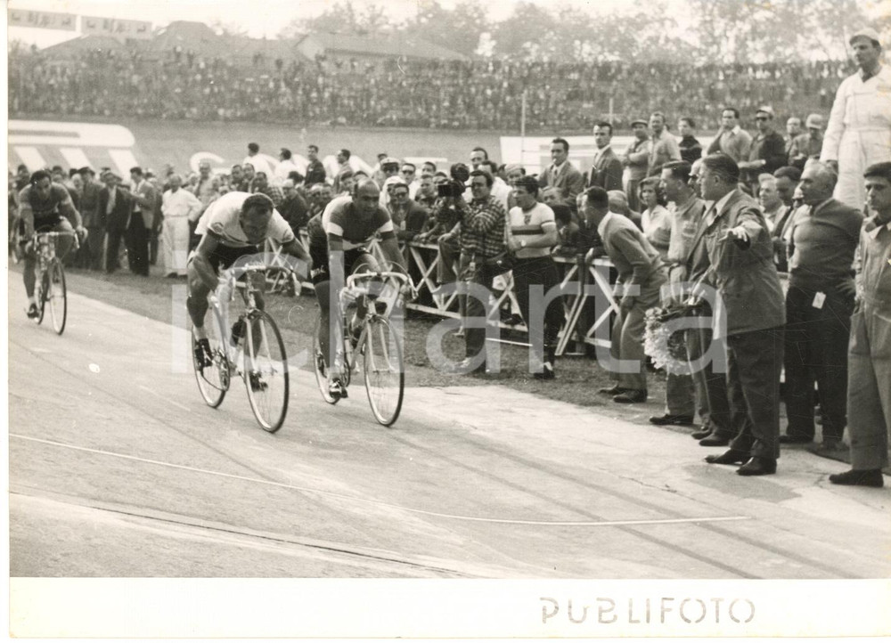 1955 CICLISMO GIRO D'ITALIA TORINO Rino BENEDETTI e Fiorenzo MAGNI all'arrivo