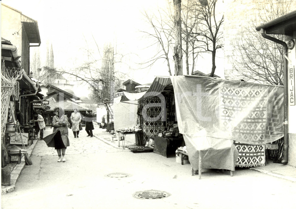 1985 ca PRISTINA KOSOVO Venditori ambulanti e negozi in una via della città Foto