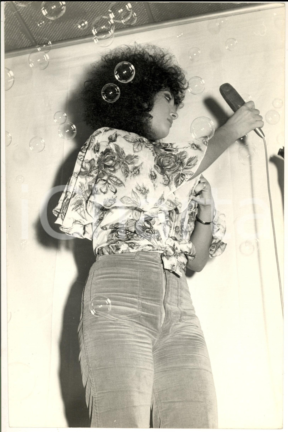 Fotografia d epoca originale 1970 ca MUSICA ITALIA Marcella BELLA tra  bolle di sapone Foto 20x30 cm 1