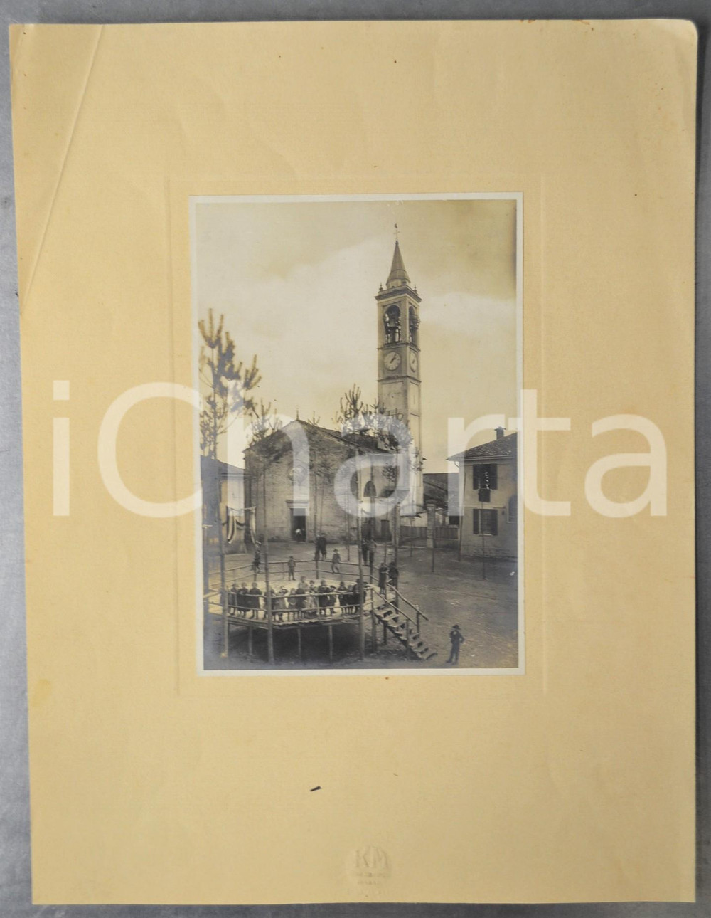 1905 ca CASOREZZO (MI) Vecchia Chiesa Parrocchiale - Foto ANIMATA bambini 32x41 Fotografia d'epoca, montata su cartoncino morbido, che ritrae la vecchia chiesa parrocchiale di Casorezzo.FOTOGRAFO: Konig Maggiori - MilanoFORMATO: 32x41 cmCONDIZIONI: F (ampia piegatura angolare al cartoncino)    originale e autentica 1