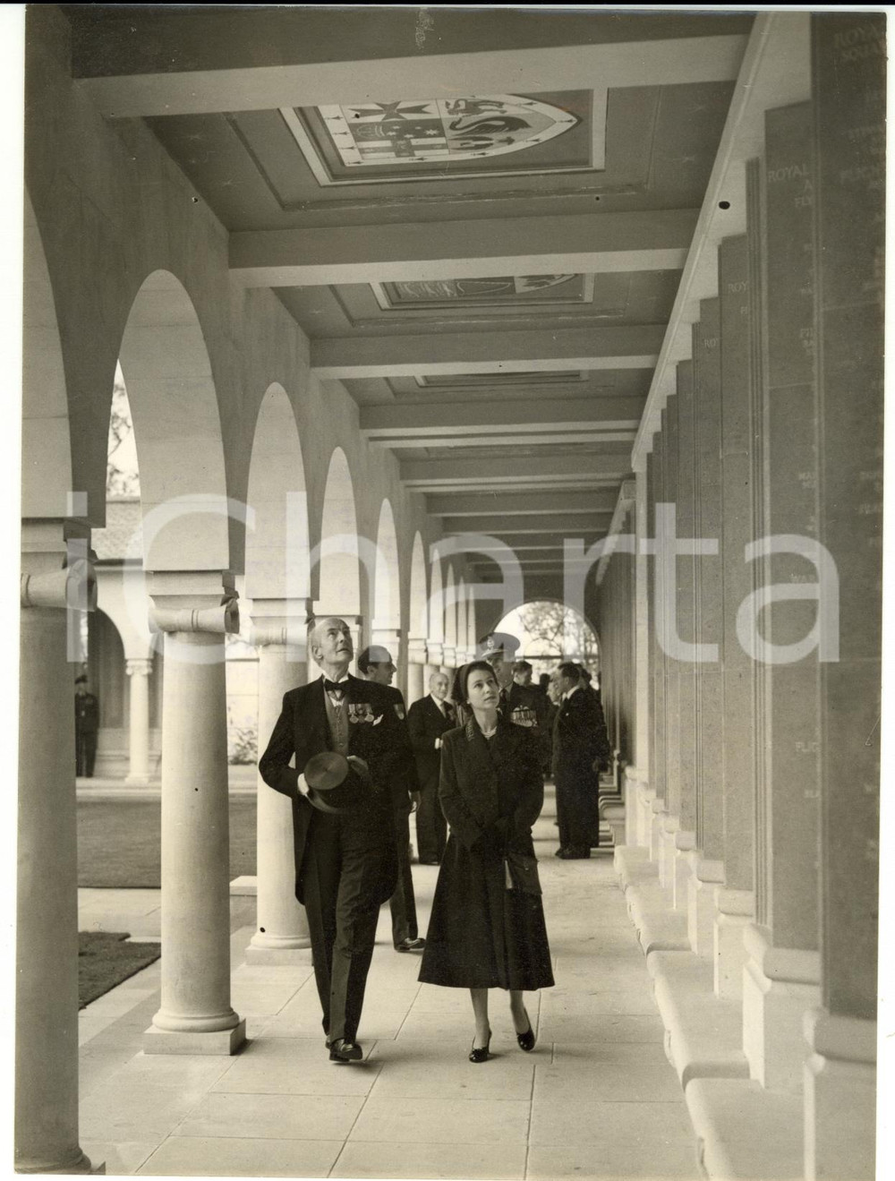 Fotografia d epoca originale 1953 EGHAM Air Forces Memorial  ELIZABETH II with the architect Edward MAUFE 1