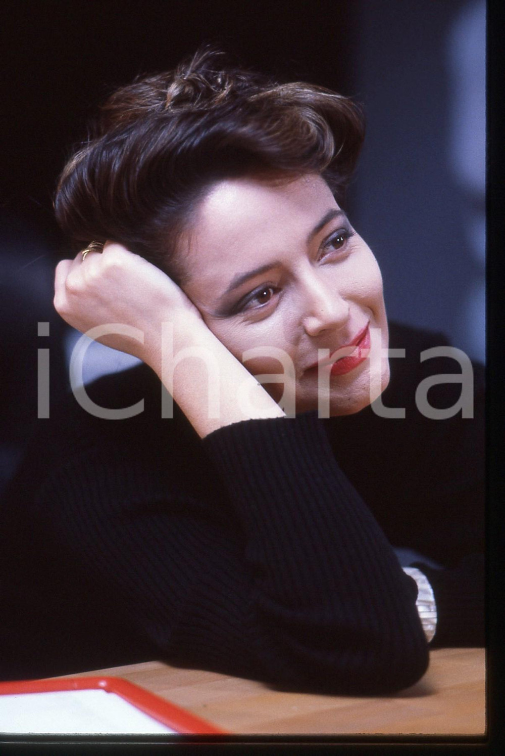 35mm vintage slide* 1985 ca RAIUNO Laura LATTUADA nel programma ITALIA SERA 4  Diapositiva d'epoca, in formato 35 mm. CONDIZIONI: GOODTutti i diritti riservati.E' severamente vietata la riproduzione. ICharta mette in vendita, sul negozio eBay e in esclusiva sul sito "icharta" il proprio archivio composto da numerose diapositive e negativi fotografici d'epoca, tutti originali e autentici, che attraversano la storia del costume italiano tra gli la fine degli anni Sessanta e Novanta.Si tratta di uno sguardo inedito sull'attualit&agrave;, la politica, la vita quotidiana, il gossip e la cultura, che fotografa il cambiamento della nazione in quest'ultimo scorcio del XX secolo. Un'occasione unica per il mercato del collezionismo, che vede finalmente disponibile un archivio eccezionale per vastit&agrave;, tematiche e condizioni, in un settore (il negativo fotografico e la diapositiva) di assoluta novit&agrave; e dalle interessanti prospettive di investimento.    originale e autentica 1