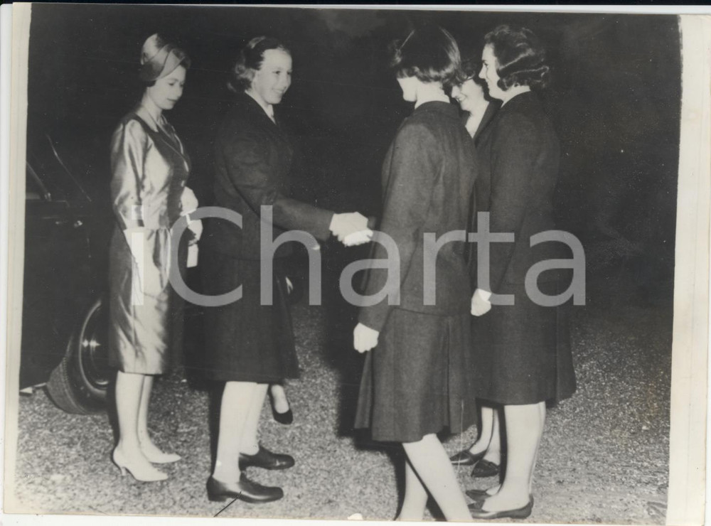 Fotografia d epoca originale 1963 BENENDEN Princess ANNE meeting Miss CLARKE headmistress of Benenden School 1