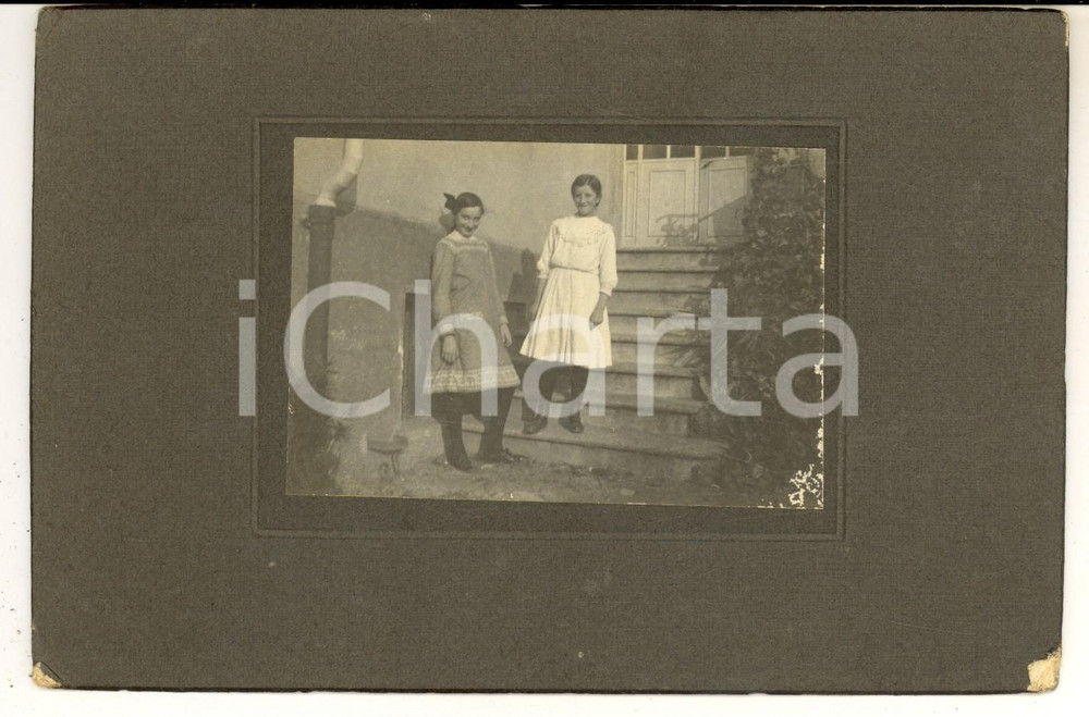 Fotografia d epoca originale 1910 ca PIEMONTE ? Ritratto di due sorelle in giardino Foto 18x11 cm 1