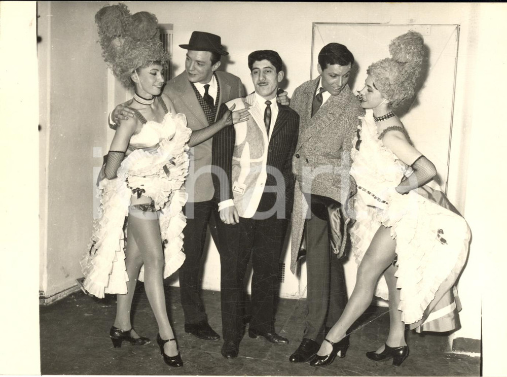 1958 PARIS MOULIN ROUGE Présentation mode masculine avec danseuses de cancan