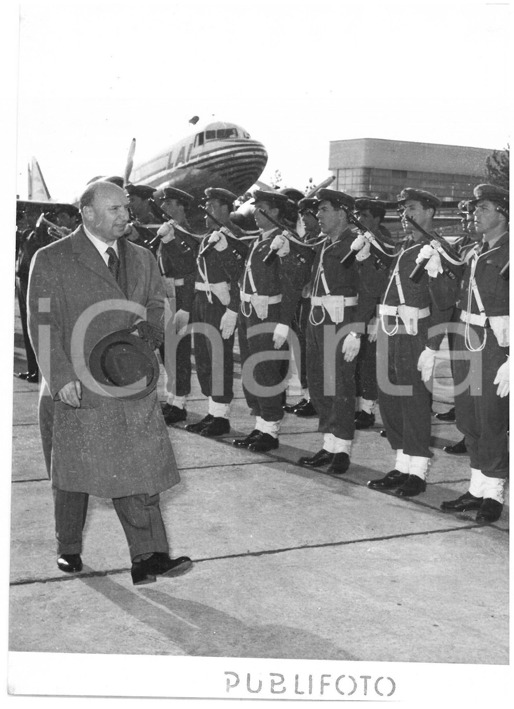 1954 MILANO Mario SCELBA passa in rassegna il picchetto d'onore *Foto 13x18 cm Fotografia d'epoca con didascalia coeva al verso.  CONDIZIONI: G (ma sovraimpressione lungo il margine sinistro) CONDIZIONI: 13x18 cm    originale e autentica 1