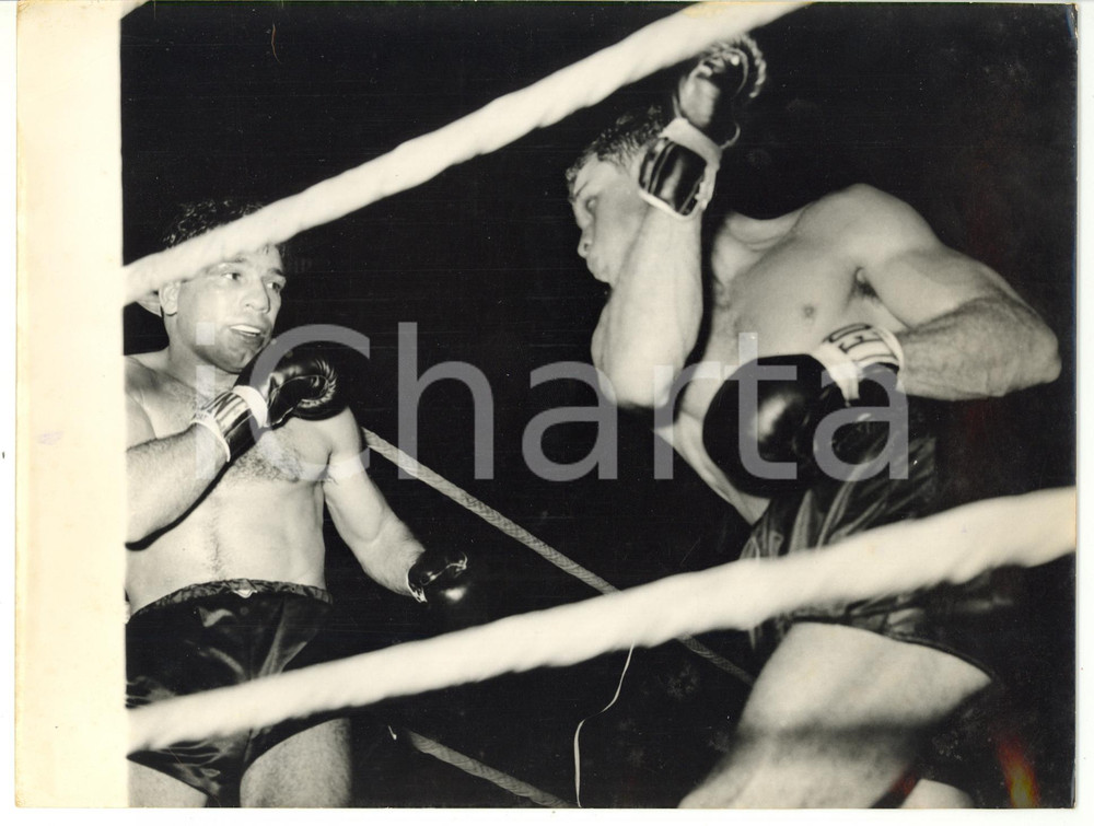 1960 MILANO - PUGILATO Duilio LOI e Carlos ORTIZ in una fase dell'incontro *Foto Fotografia d'epoca con didascalia coeva al verso.  CONDIZIONI: FAIR (alone diffuso; piccole piegature sparse) CONDIZIONI: 24x18 cm    originale e autentica 1