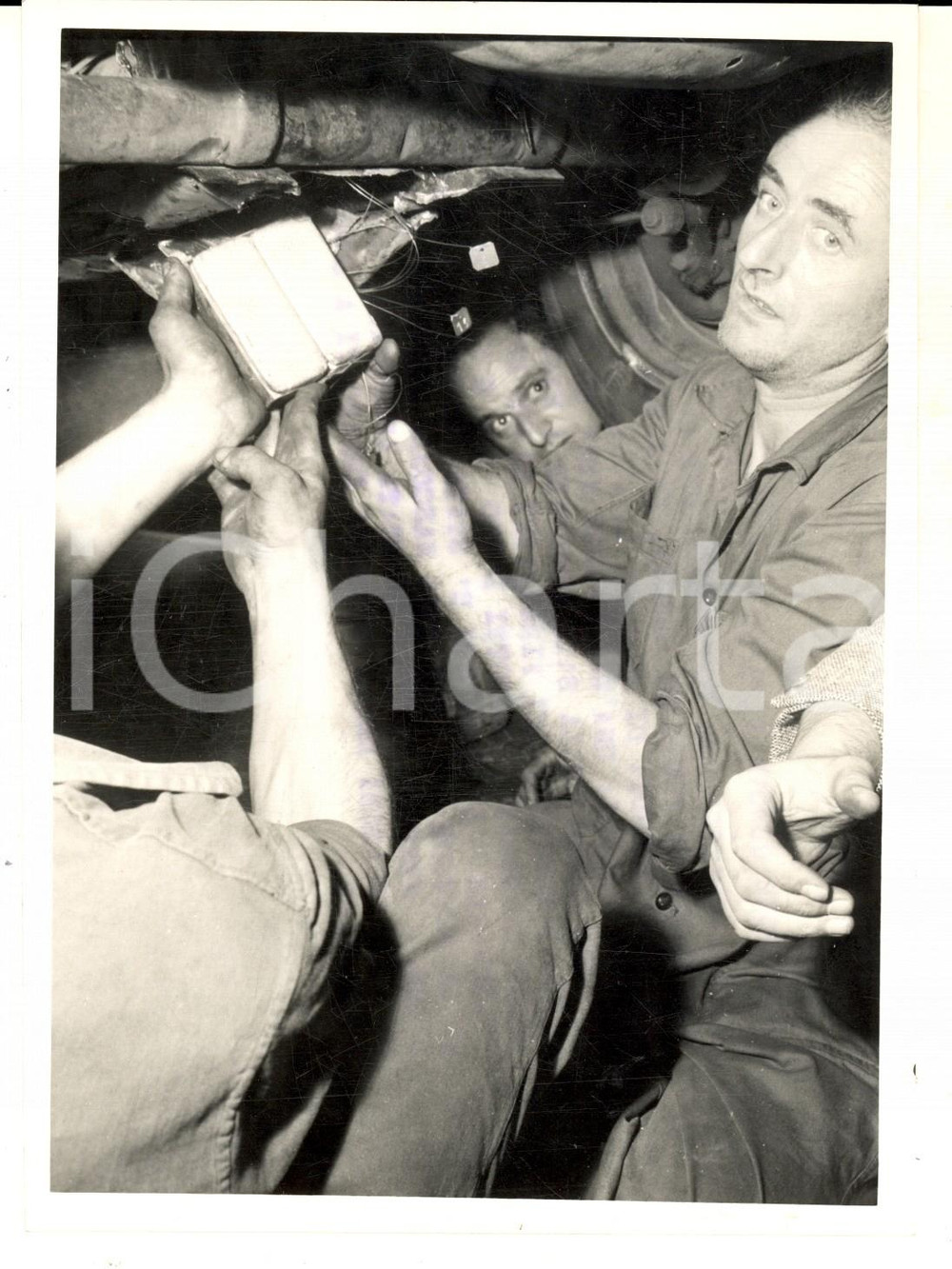 Fotografia d epoca originale 1960 GENOVA M/N AUSTRALIA Guardia di Finanza scopre auto con lingotti d oro 1