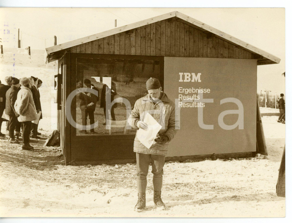 1964 IGLS - OLIMPIADI BOB Stazione IBM - Eugenio MONTI consulta la classifica