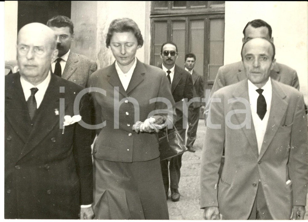 Fotografia d epoca originale 1959 NAPOLI Processo per delitto PETERREINS Arrivo della fidanzata Foto 18x13 1