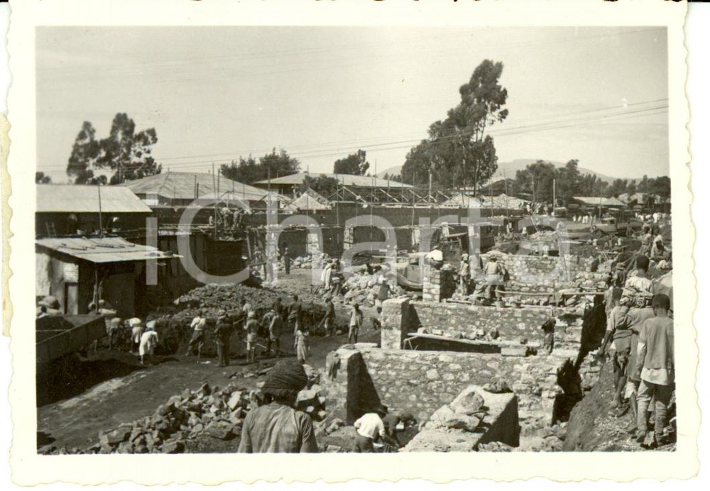 Fotografia d epoca originale 1938 ETIOPIA AOI Prime costruzioni in muratura dei coloni italiani Foto 8x6 cm 1