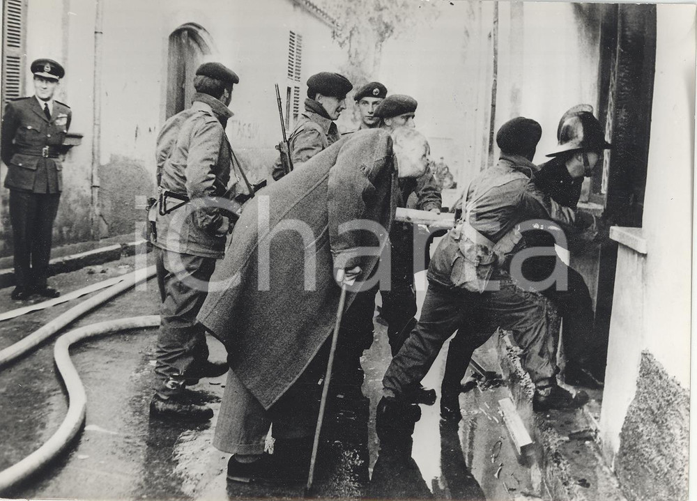 Fotografia d epoca originale 1964 OMORFITA Cyprus dispute  Minister Duncan SANDYS with British Army Photo 1