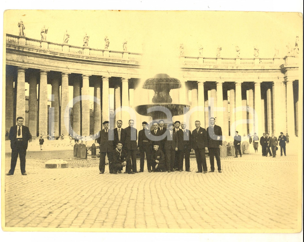 Fotografia d epoca originale 1940 ca ROMA Piazza SAN PIETRO Militanti del PNF presso la fontana Foto 23x19 1