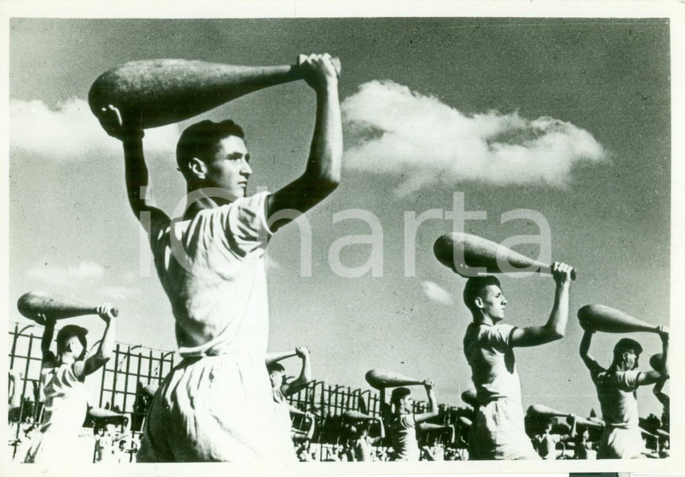 Fotografia d epoca originale 1935 ca ROMA Atleti si allenano per lancio della clava Fotografia 1