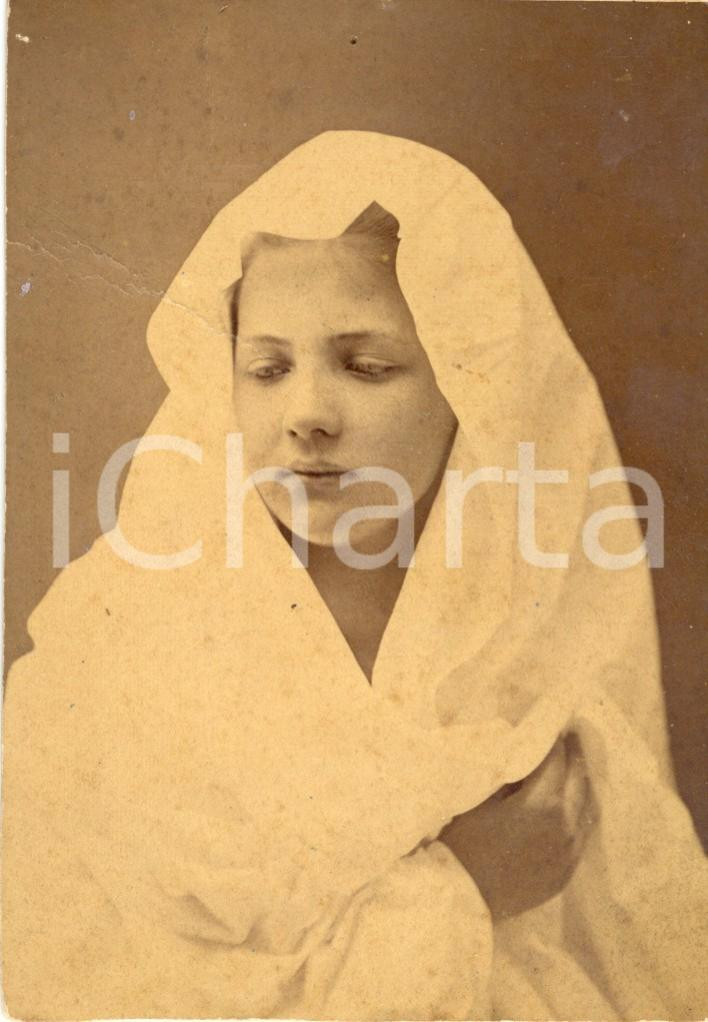 Fotografia d'epoca originale 1870 ca GENOVA Ritratto di bambina avvolta in velo bianco Fotografia SCIUTTO 1