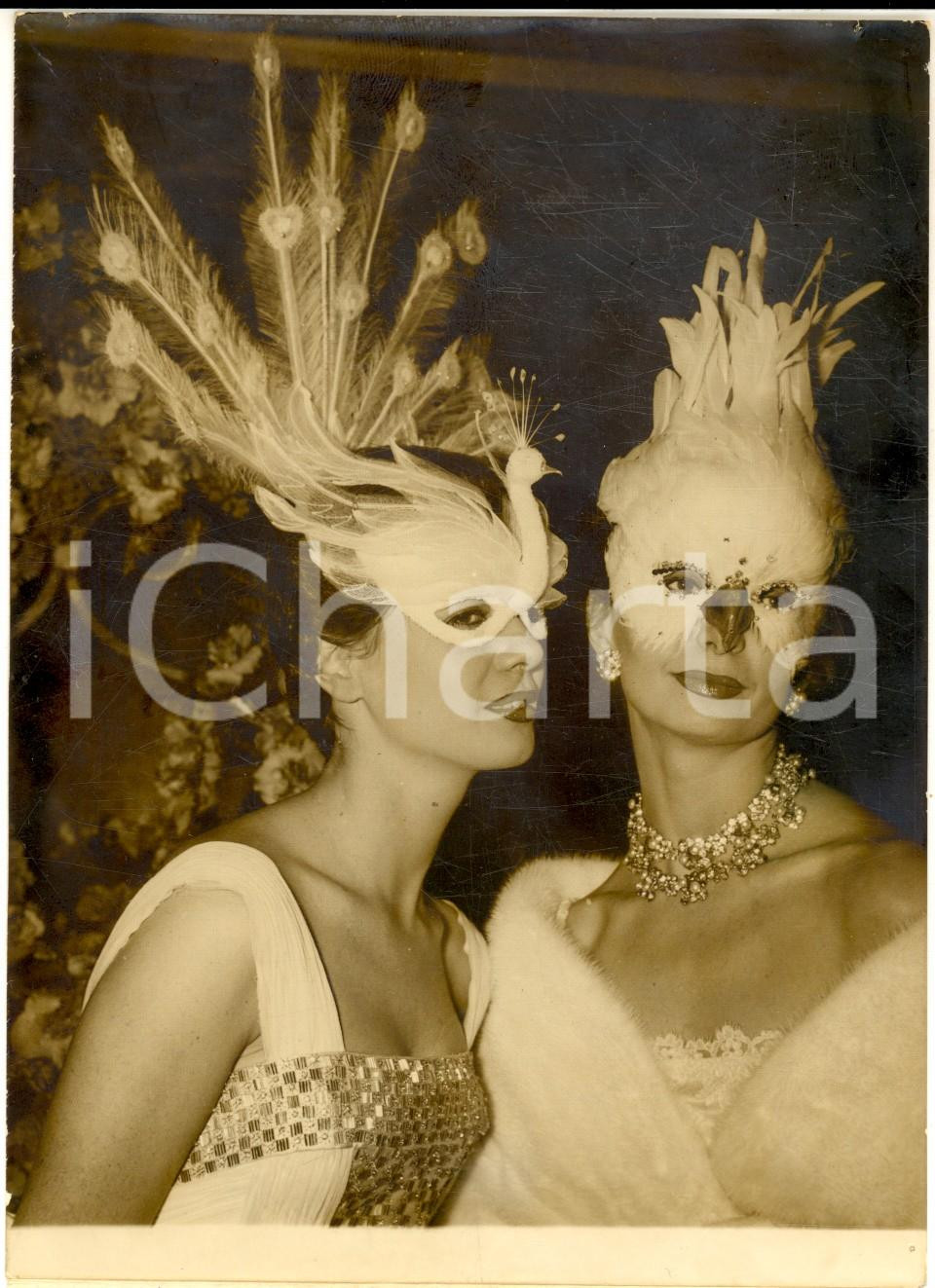 Fotografia d epoca originale 1956 PARIS Masques PAON et CARNAVAL crÃ©es par le visagiste Fernard AUBRY Photo 1