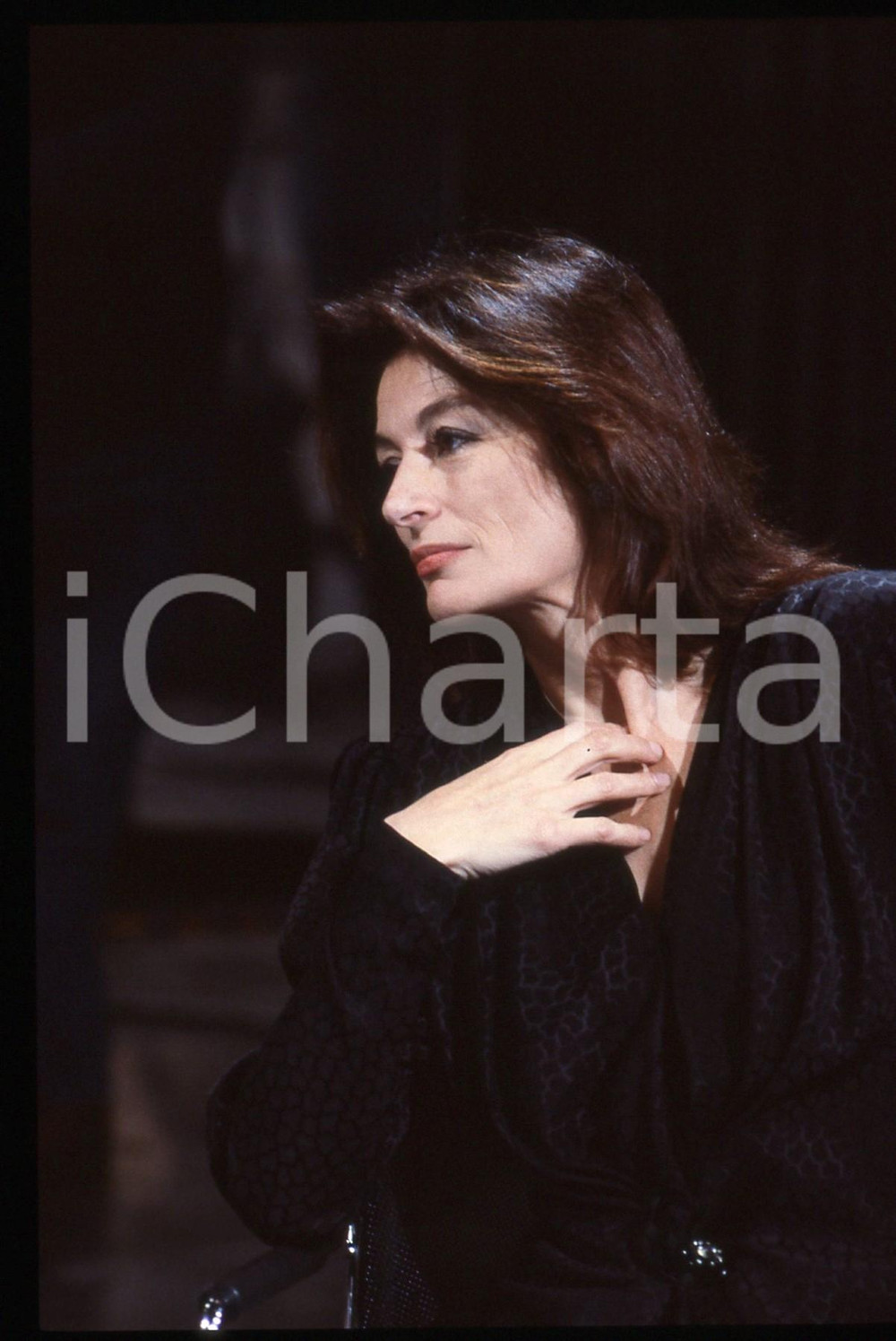 35mm vintage slide* 1990 ca CINEMA Anouk Aimée - Ritratto dell'attrice (1)  Diapositiva originale d'epoca, in formato 35 mm.  Tutti i diritti riservati.E' severamente vietata la riproduzione. ICharta mette in vendita, sul negozio eBay e in esclusiva sul sito "icharta" il proprio archivio composto da numerose diapositive e negativi fotografici d'epoca, tutti originali e autentici, che attraversano la storia del costume italiano tra gli la fine degli anni Sessanta e Novanta.Si tratta di uno sguardo inedito sull'attualità, la politica, la vita quotidiana, il gossip e la cultura, che fotografa il cambiamento della nazione in quest'ultimo scorcio del XX secolo. Un'occasione unica per il mercato del collezionismo, che vede finalmente disponibile un archivio eccezionale per vastità, tematiche e condizioni, in un settore (il negativo fotografico e la diapositiva) di assoluta novità e dalle interessanti prospettive di investimento. CONDIZIONI:FAIR/discretoFORMATO: 35mm originale e autentica 1