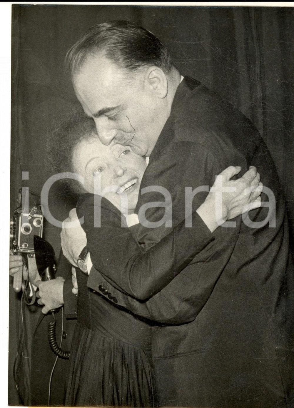 Fotografia d epoca originale 1960 PARIS OLYMPIA Edith PIAF con Bruno COQUATRIX dopo un concerto Foto 13x18 1
