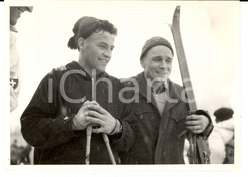 Fotografia d epoca originale 1950 ca SWITZERLAND Campionati SCI ALPINO AndrÃ© RAYMOND con un giovane sciatore 1