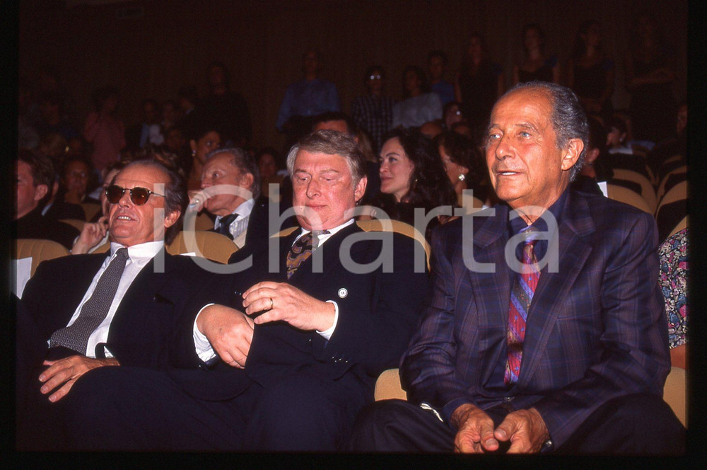 35mm vintage slide* 1994 VENEZIA Jack NICHOLSON Mike NICHOLS premiere WOLF La diapositiva ritrae l'attore Jack Nicholson insieme al regista Mike Nichols al Festival del Cinema di Venezia del 1994 per la premiere del film WolfDiapositiva d'epoca, in formato 35 mm. CONDIZIONI: GOODTutti i diritti riservati.E' severamente vietata la riproduzione. ICharta mette in vendita, sul negozio eBay e in esclusiva sul sito "icharta" il proprio archivio composto da numerose diapositive e negativi fotografici d'epoca, tutti originali e autentici, che attraversano la storia del costume italiano tra gli la fine degli anni Sessanta e Novanta.Si tratta di uno sguardo inedito sull'attualit&agrave;, la politica, la vita quotidiana, il gossip e la cultura, che fotografa il cambiamento della nazione in quest'ultimo scorcio del XX secolo. Un'occasione unica per il mercato del collezionismo, che vede finalmente disponibile un archivio eccezionale per vastit&agrave;, tematiche e condizioni, in un settore (il negativo fotografico e la diapositiva) di assoluta novit&agrave; e dalle interessanti prospettive di investimento.  originale e autentica 1