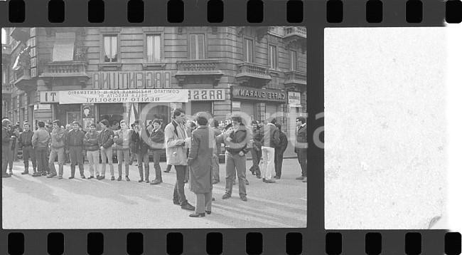 1983 MILANO Servizio d'ordine del Fronte della Gioventù 1 NEGATIVO ORIGINALE Negativo realizzato durante il comitato nazionale per il centenario della nascita di Benito MUSSOLINI fuori dal cinema Argentina.Negativo originale in bianco e nero, su pellicola, in formato 35mm CONDIZIONI: FAIR E' SEVERAMENTE VIETATA LA RIPRODUZIONE.TUTTI I DIRITTI SONO RISERVATI.ICharta mette in vendita, sul negozio eBay e in esclusiva sul sito "icharta" il proprio archivio composto da numerose diapositive e negativi fotografici d'epoca, tutti originali e autentici, che attraversano la storia del costume italiano tra gli la fine degli anni Sessanta e Novanta.Si tratta di uno sguardo inedito sull'attualità, la politica, la vita quotidiana, il gossip e la cultura, che fotografa il cambiamento della nazione in quest'ultimo scorcio del XX secolo. Un'occasione unica per il mercato del collezionismo, che vede finalmente disponibile un archivio eccezionale per vastità, tematiche e condizioni, in un settore (il negativo fotografico e la diapositiva) di assoluta novità e dalle interessanti prospettive di investimento. FAIR/discreto   originale e autentica 1