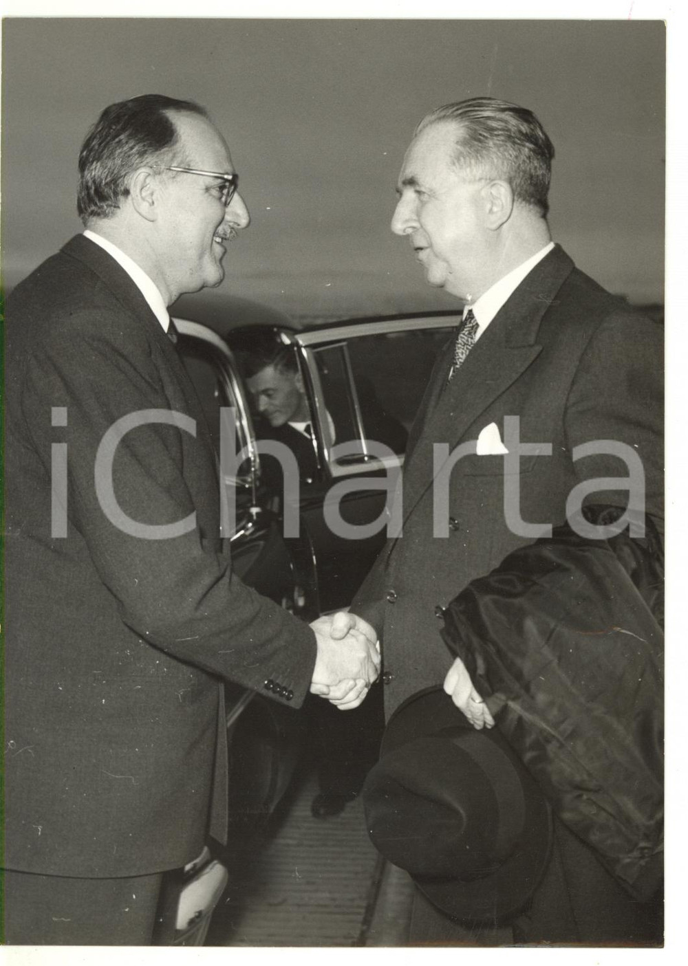 1959 ROMA Stretta di mano tra Fatin Rüştü ZORLU e Giuseppe PELLA *Foto 13x18 cm