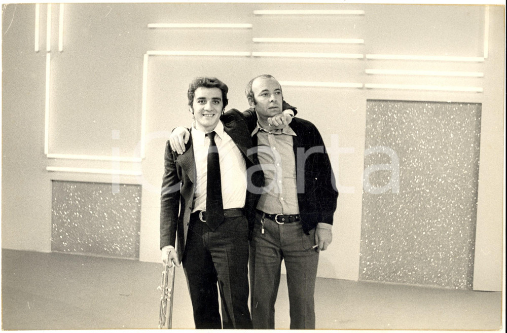 1975 COSTUME ITALIA Mino REITANO con la sua tromba - Foto 30x20 cm Fotografia di agenzia. CONDIZIONI: G (ma piegatura angolare)FORMATO: 30x20 cm    originale e autentica 1