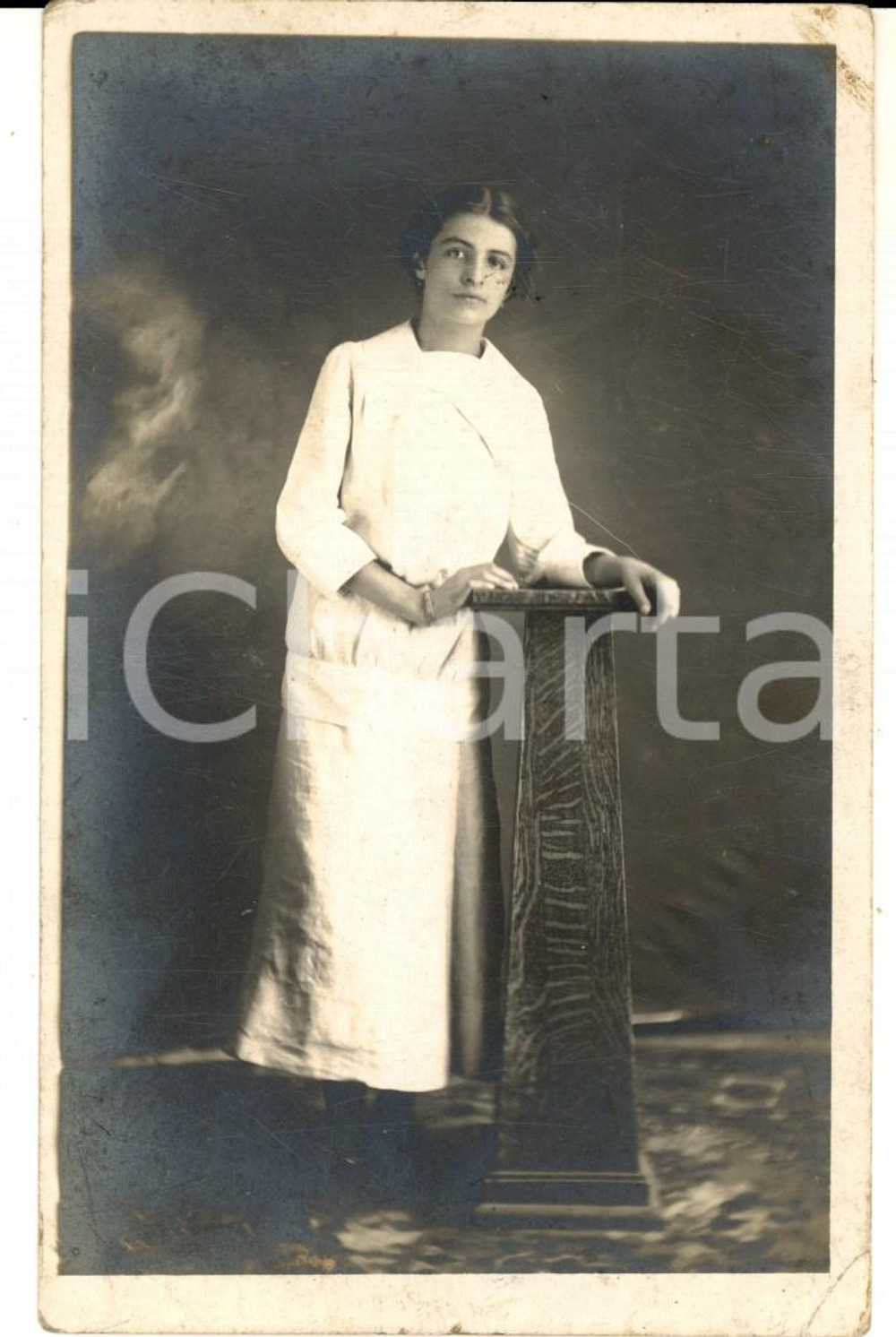 Fotografia d epoca originale 1920 ca USA ? Young girl in a white dress VINTAGE photo post card 1