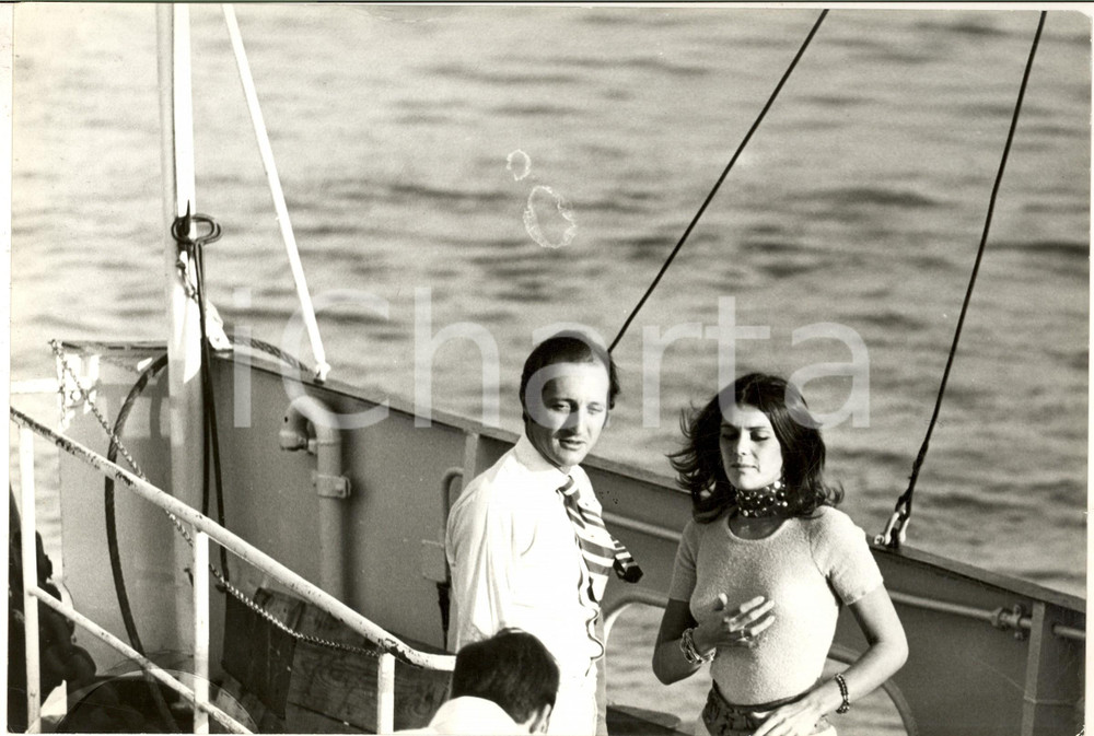 1970 ca COSTUME ITALIA Caterina CASELLI in nave con Piero SUGAR (1) *Foto 30x22