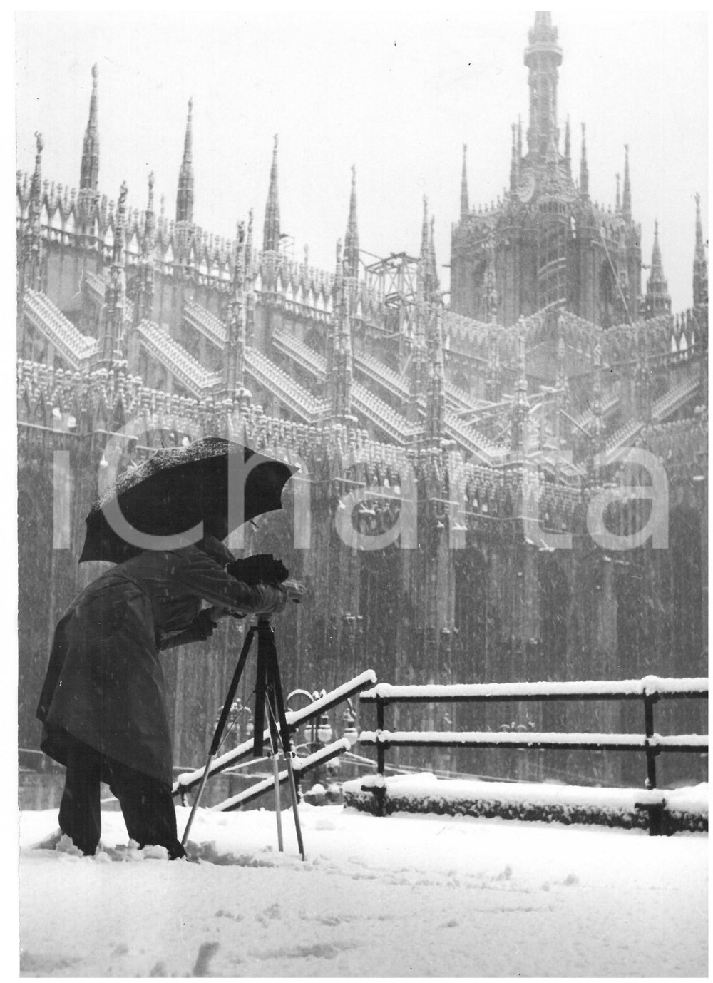 1954 DUOMO DI MILANO Fotografo al lavoro sotto la neve *Foto 13x18 cm Fotografia d'epoca, con didascalia coeva al verso.  CONDIZIONI: G (ma lieve ondulazione al margine sinistro) FORMATO: 13x18 cm    originale e autentica 1