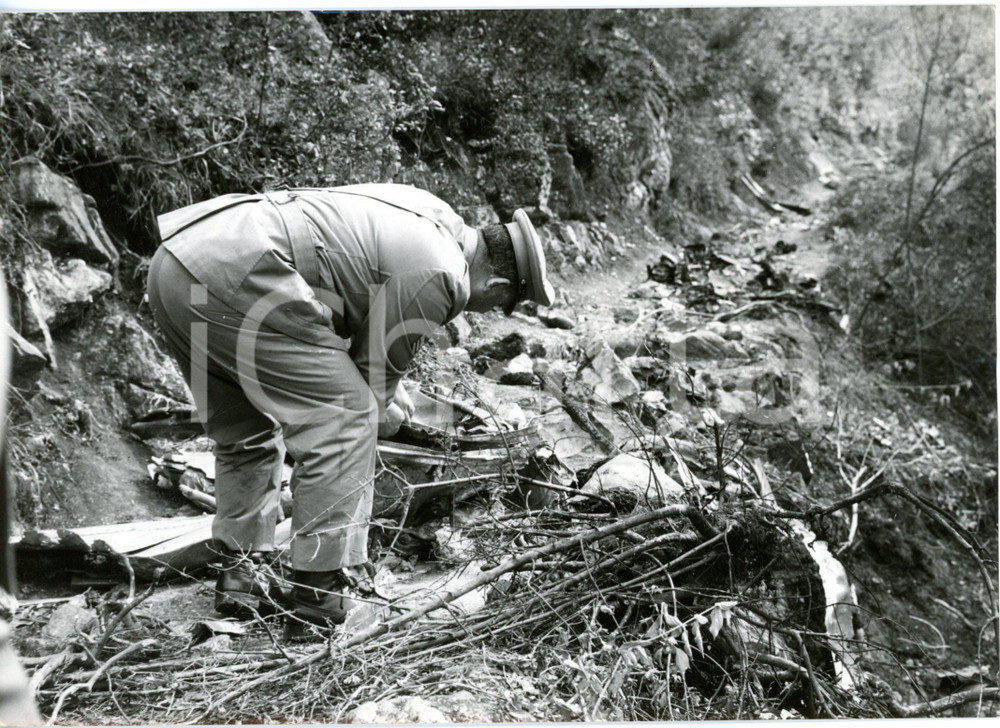 1959 MOROLO (FR) Carabiniere tra i resti del caccia dell'aeronautica precipitato
