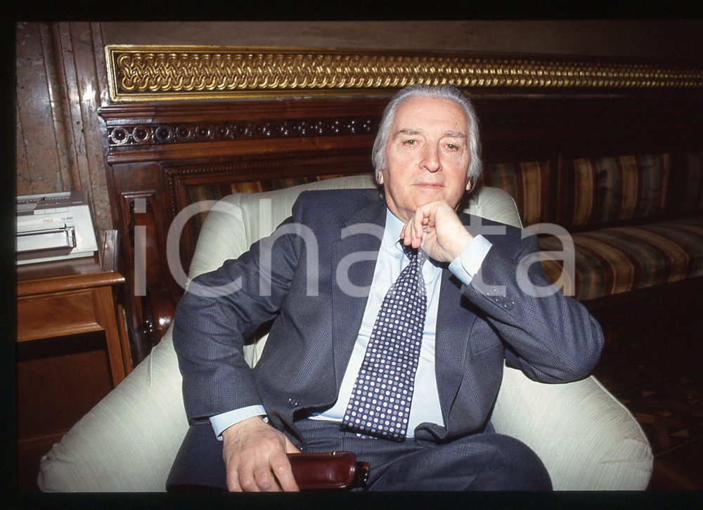 35mm vintage slide* 1990 ca POLITICA Luciano RADI Ritratto del deputato DC (3)  Diapositiva d'epoca, in formato 35 mm.  CONDIZIONI: GOOD Tutti i diritti riservati.E' severamente vietata la riproduzione. ICharta mette in vendita, sul negozio eBay e in esclusiva sul sito "icharta" il proprio archivio composto da numerose diapositive e negativi fotografici d'epoca, tutti originali e autentici, che attraversano la storia del costume italiano tra gli la fine degli anni Sessanta e Novanta.Si tratta di uno sguardo inedito sull'attualit&agrave;, la politica, la vita quotidiana, il gossip e la cultura, che fotografa il cambiamento della nazione in quest'ultimo scorcio del XX secolo. Un'occasione unica per il mercato del collezionismo, che vede finalmente disponibile un archivio eccezionale per vastit&agrave;, tematiche e condizioni, in un settore (il negativo fotografico e la diapositiva) di assoluta novit&agrave; e dalle interessanti prospettive di investimento.  originale e autentica 1