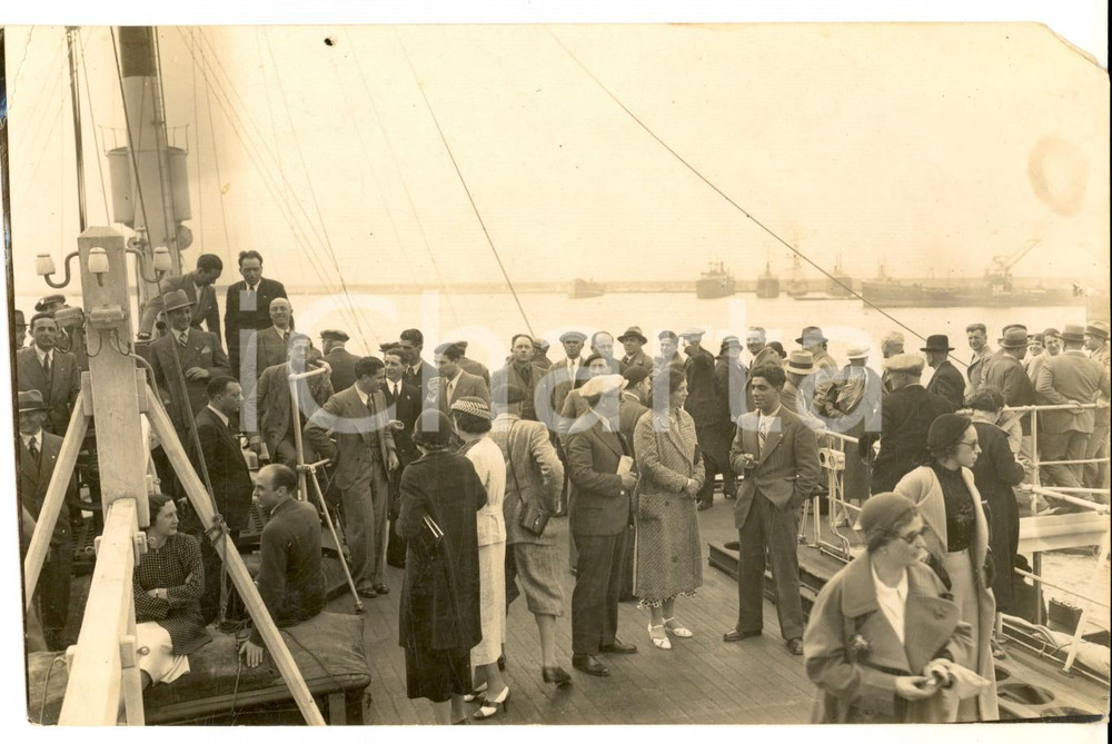Fotografia d epoca originale 1940 ca PORTO DI GENOVA ? Passeggeri in attesa dello sbarco Foto 17x11 1