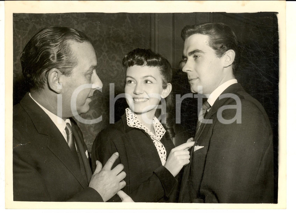 1955 CINEMA Janette SCOTT e Vernon GRAY con il produttore Mario ZAMPI *Foto Fotografia d'epoca con didascalia coeva.  CONDIZIONI: FAIR (lievi piegature)FORMATO: 20x15 cm     originale e autentica 1