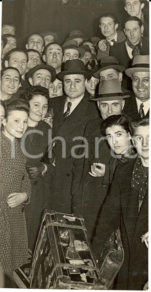 Fotografia d epoca originale 1939 MILANO Gruppo di coloni italiani con una valigia Fotografia 8x14 cm 1