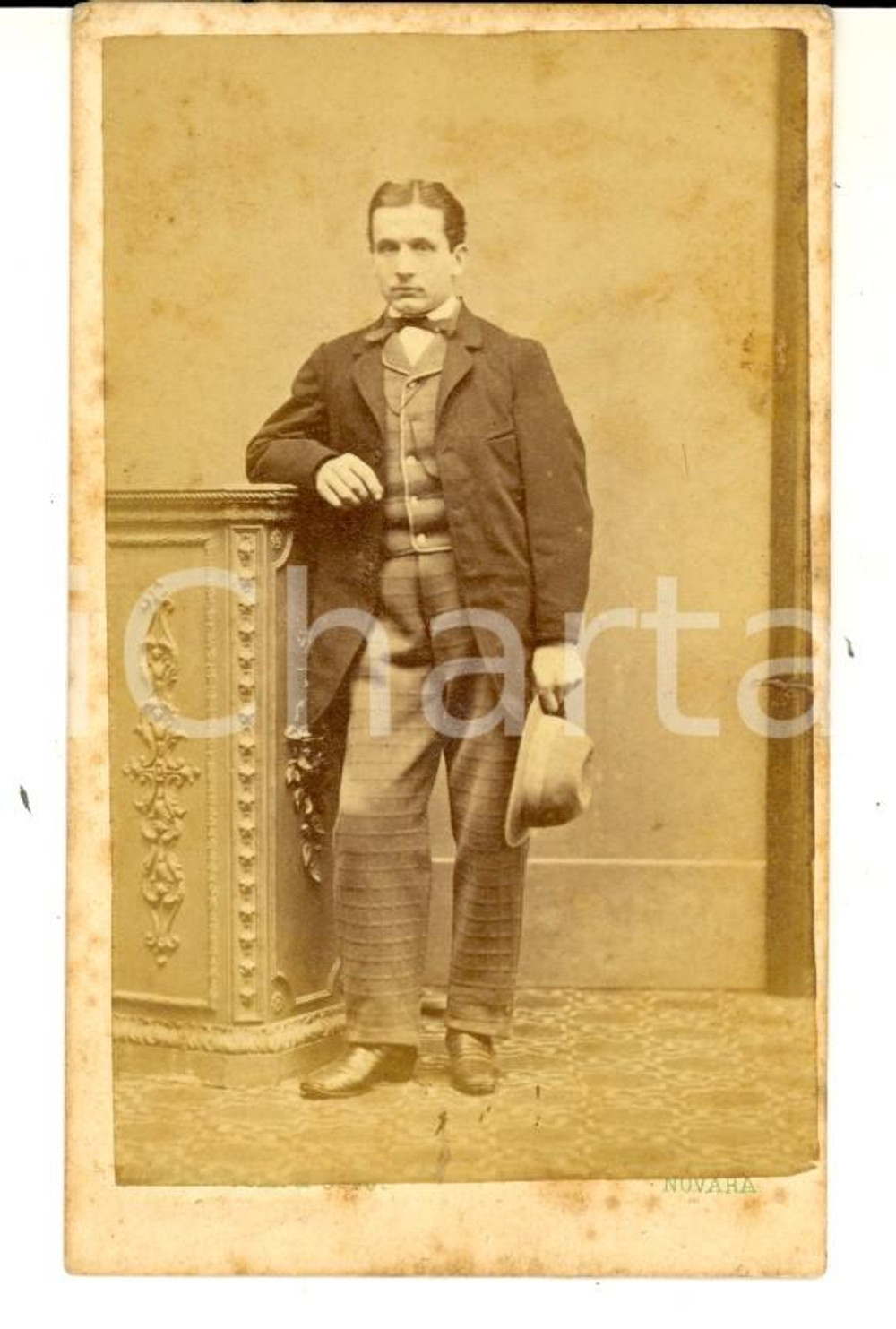 Fotografia d epoca originale 1880 ca NOVARA Ritratto di giovane uomo con abito rigato Foto TARANTOLA CDV 1