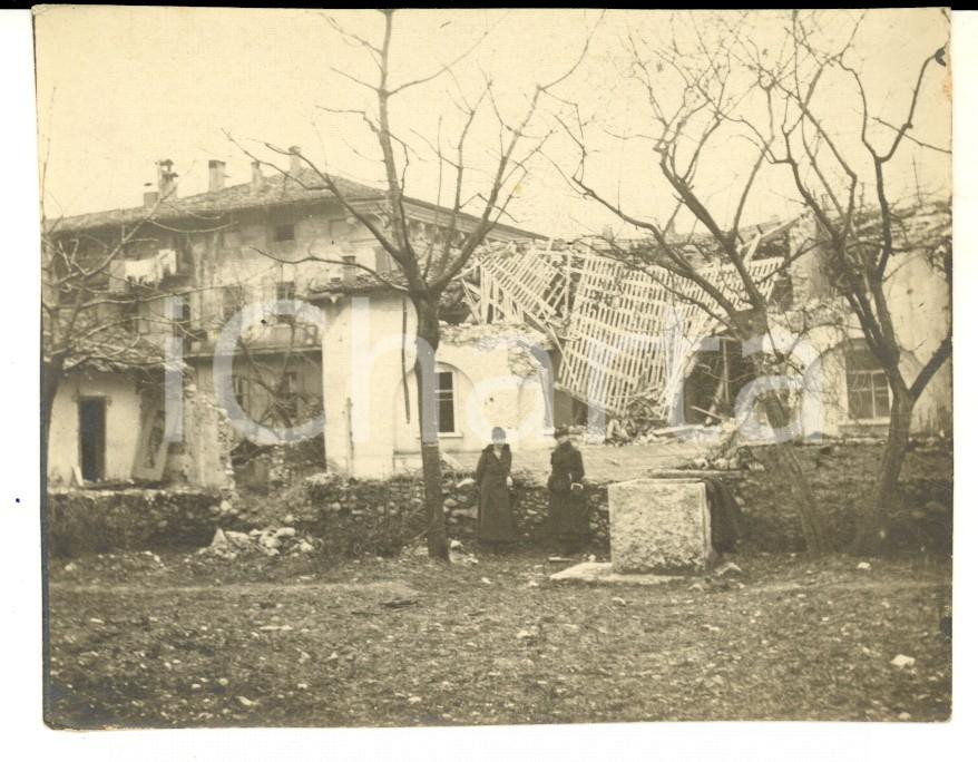 Fotografia d epoca originale 1920 ca NORD ITALIA Donne posano con cascina distrutta Foto CURIOSA 11x8 1