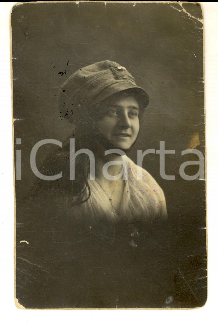 Fotografia d epoca originale 1919 FABRIANO Donna con berretto da ufficiale di ARTIGLIERIA Foto CURIOSA 1